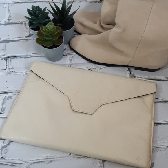 Vintage Handbags - Vintage Cream Leather Clutch